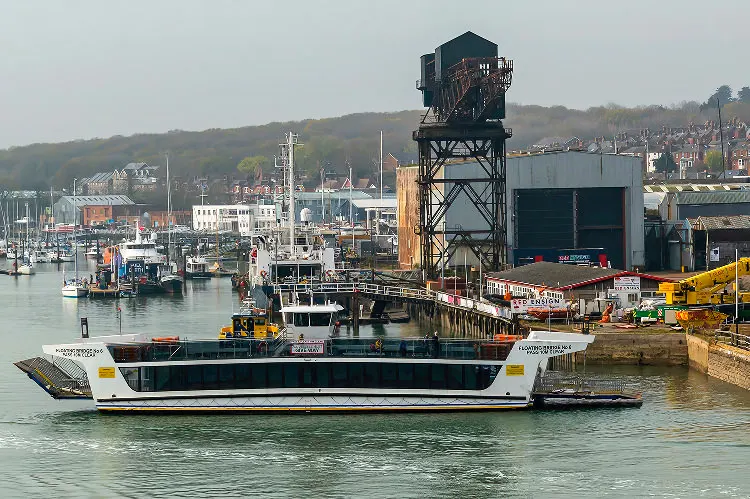 image of the cowes to east cowes chain ferry on the isle of wight